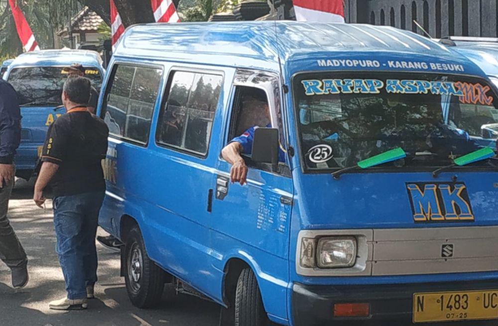 Puluhan Sopir Angkot Geruduk DRPD, Tagih Janji Sutiatji