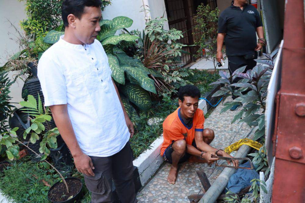 Tersangka pencurian tiang PJU Taman. (Dok. Polrestabes Surabaya).