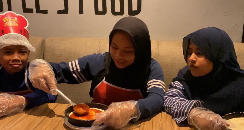 Rayakan Asyura, GIS Ajak Anak-anak Yatim Buat Pizza