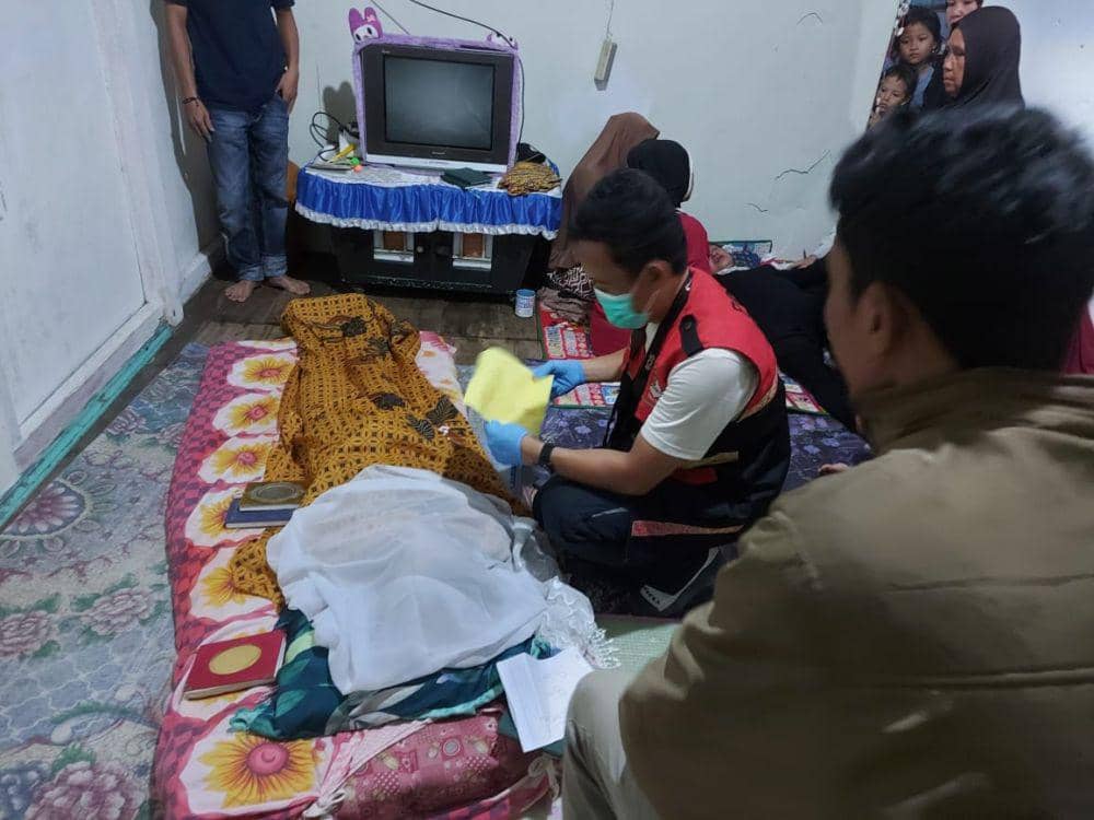 Penampakan korban Angga Saputra meninggal usai gantung diri. (Dok. Polresta Bandar Lampung).