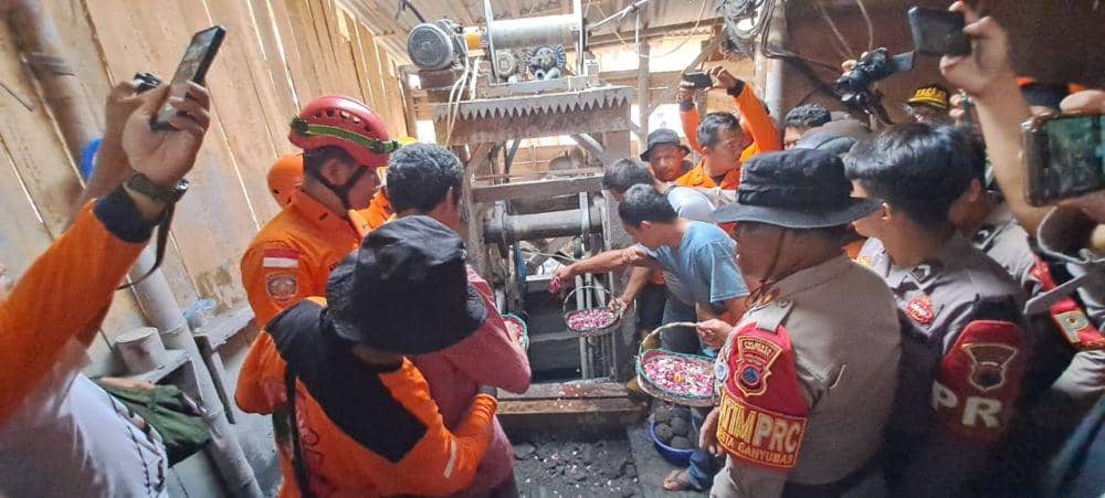 Di lubang galian tambang emas inilah para personel SAR Cilacap menabur bunga sebagai bentuk duka cita atas musibah delapan penambang emas yang tidak ditemukan. (IDN Times/Dok Humas Basarnas Cilacap)