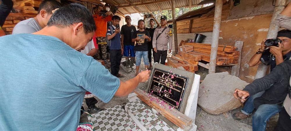 Sebuah nisan dibuat di atas lubang galian tambang emas yang runtuh di Desa Pancurendang Ajibarang Banyumas. (IDN Times/Dok Humas Basarnas Cilacap)
