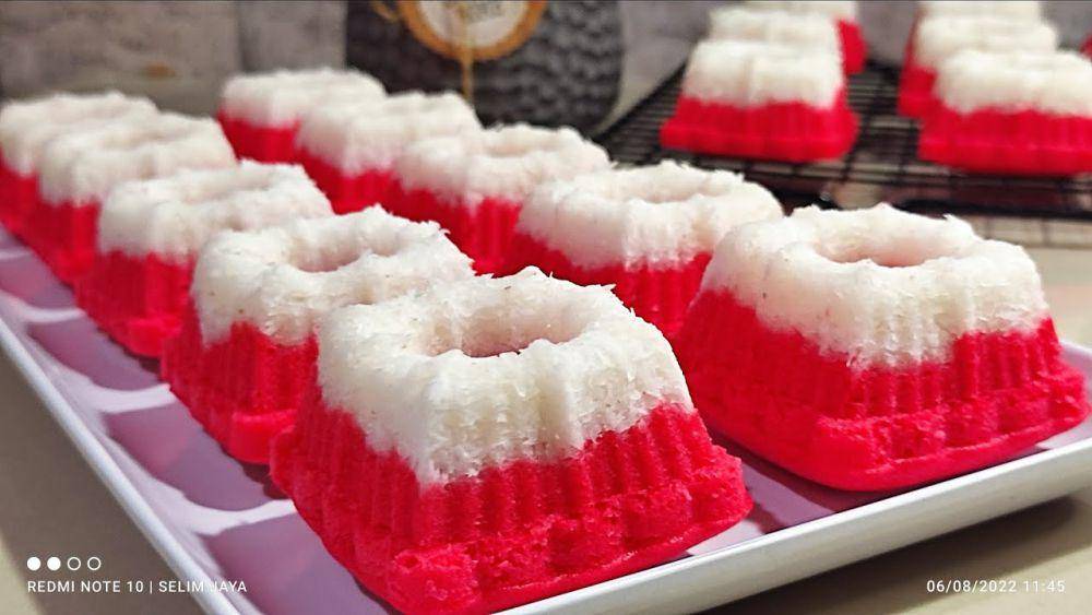 kue putu ayu merah putih (youtube.com/Resep Erisa)