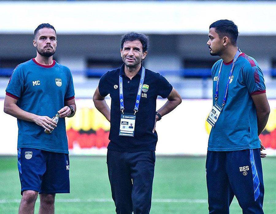 Luis Milla (tengah) saat melatih Persib Bandung. (Instagram.com/persib)