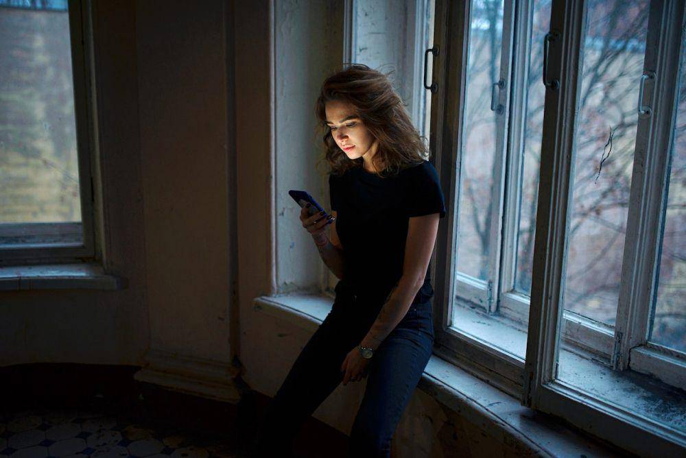 ilustrasi menggunakan smartphone (pexels.com/Александр)