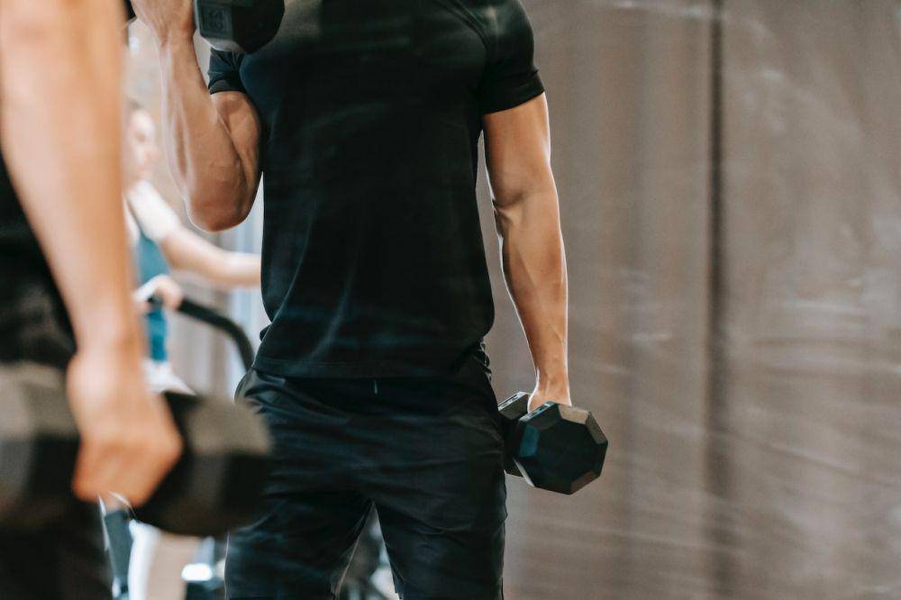 ilustrasi bicep curl (pexels.com/Andres Ayrton)