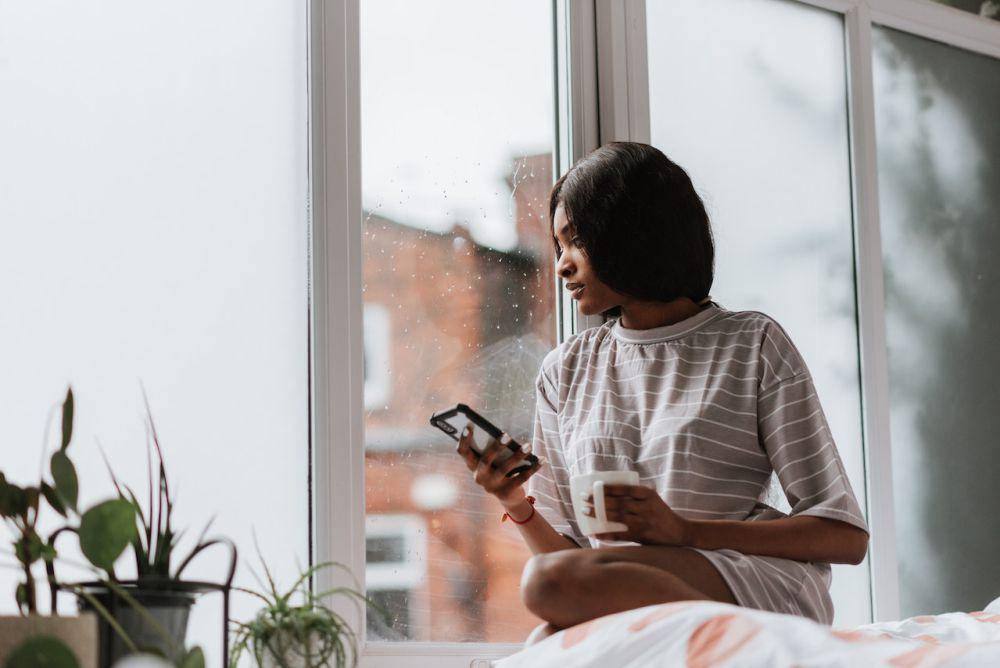 ilustrasi menggunakan smartphone (pexels.com/Anete Lusina)