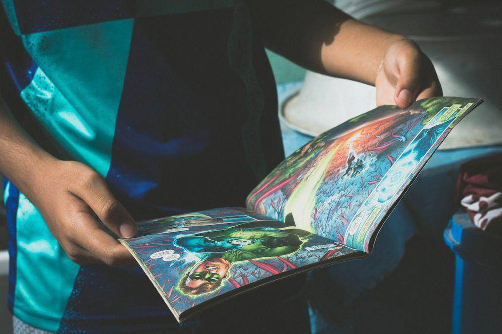 ilustrasi membaca komik (Pexels/ Dayvison Tadeu)