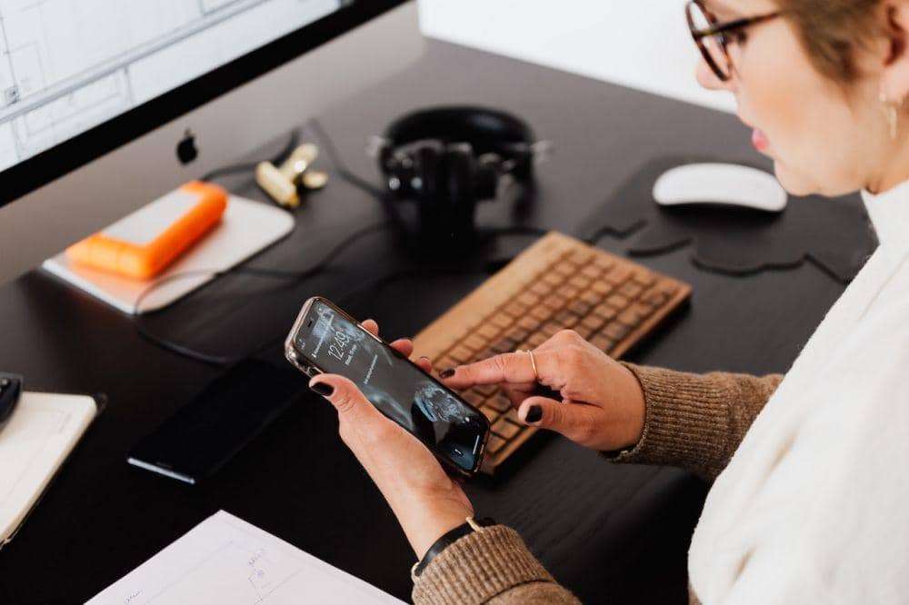 Ilustrasi perempuan dan gadget