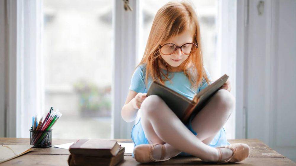 ilustrasi anak perempuan membaca buku (Pexels.com/Andrea Piacquadio)