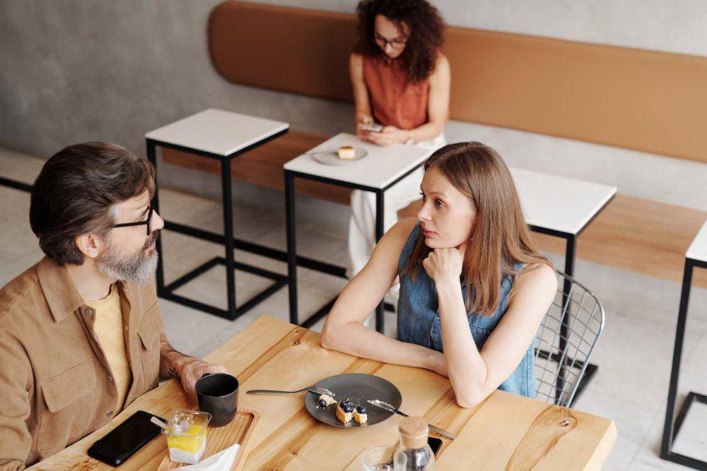 potret pasangan sedang berbincang (pexels.com/Edmond Dantès)