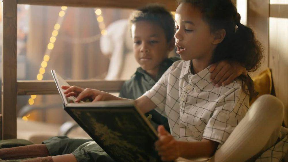 ilustrasi anak-anak membaca buku (Pexels.com/cottonbro studio)
