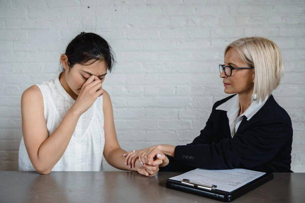 potret dua orang wanita sedang berbincang (pexels.com/Timur Weber)
