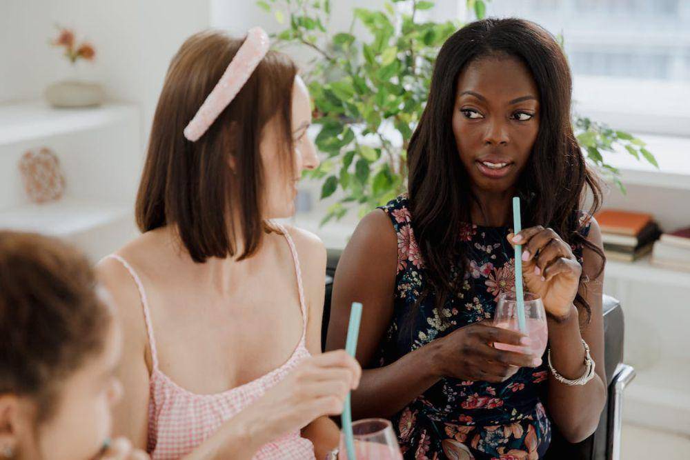 potret para wanita sedang berbincang (pexels.com/RDNE Stock project)
