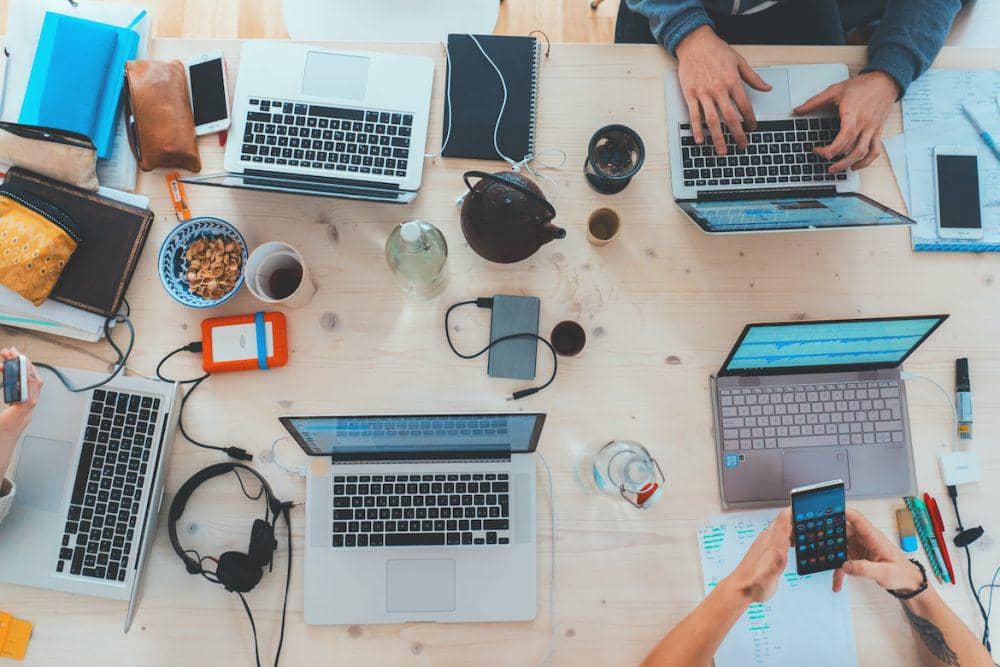 ilustrasi teknologi dan alat bantu (unsplash.com/marvelous)