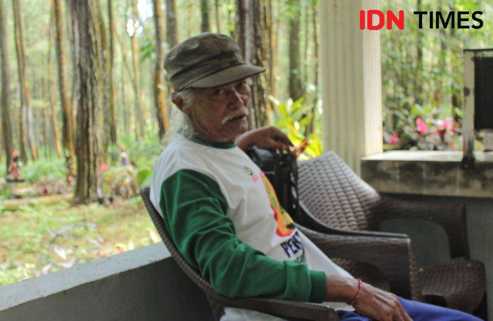 Gimin, pemangku wisata religi Antaboga Banyuwangi. (FOTO: IDN Times/ Agung Sedana)