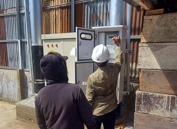 Petugas PLN saat bertugas di Jateng dan DI Yogyakarta. (dok. PLN UID Jateng dan DIY)