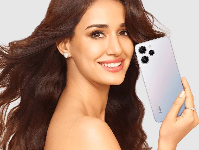 Seseorang memegang Redmi 12 4G. (mi.com)