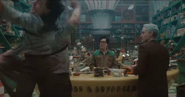 Loki mengalami lompatan waktu di depan OB dan Mobius ( Dok.  Disney+ Hotstar Indonesia / Trailer Loki S2 )