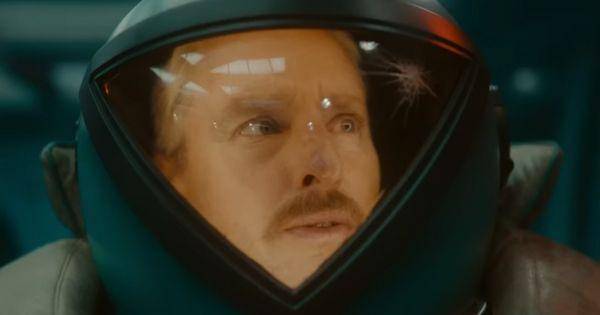 Kaca di bagian helm pakaian khusus Mobius retak ( Dok. Disney+ Hotstar Indonesia / Trailer Loki S2 )