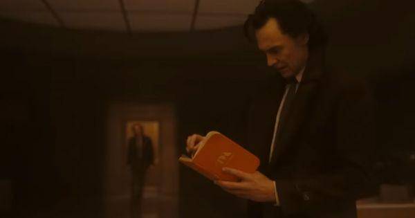 Loki melihat dirinya sendiri sedang membaca buku ( Dok.  Disney+ Hotstar Indonesia / Trailer Loki S2 )