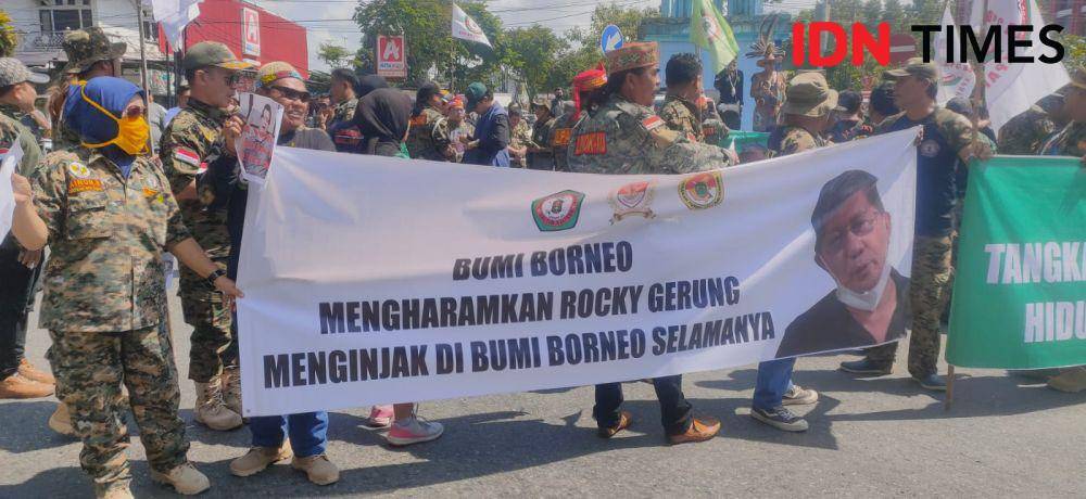 Aksi demo Laskar Pemuda Adat Dayak Kalimantan Timur Kalimantan Utara (LPADKT-KU) dan Gerakan Putera Asli Kalimantan (Gepak Kuning) di Balikpapan Kalimantan Timur, Rabu (2/8/2023). (IDN Times/Hilmansyah)