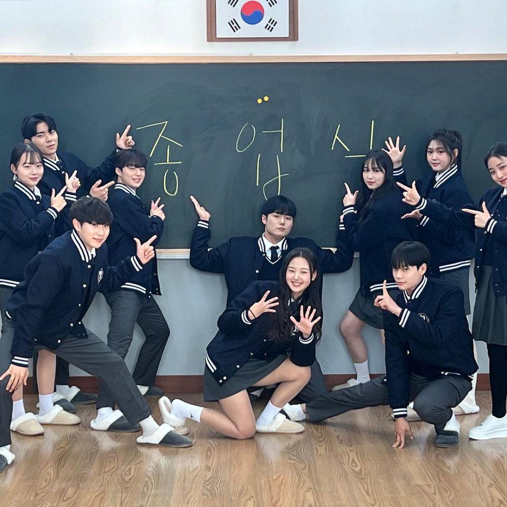 7 Potret Kebersamaan Cast Nineteen to Twenty yang Bikin Baper