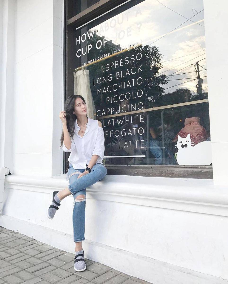 Mix and match kemeja ala Paula Verhoeven (instagram.com/paula_verhoeven)