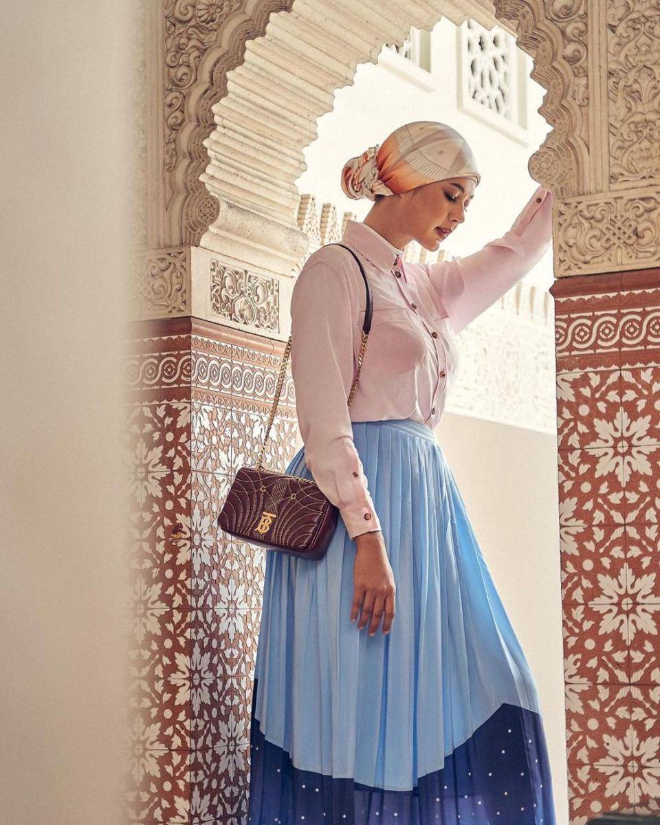 Mix and match kemeja ala Paula Verhoeven (instagram.com/paula_verhoeven)