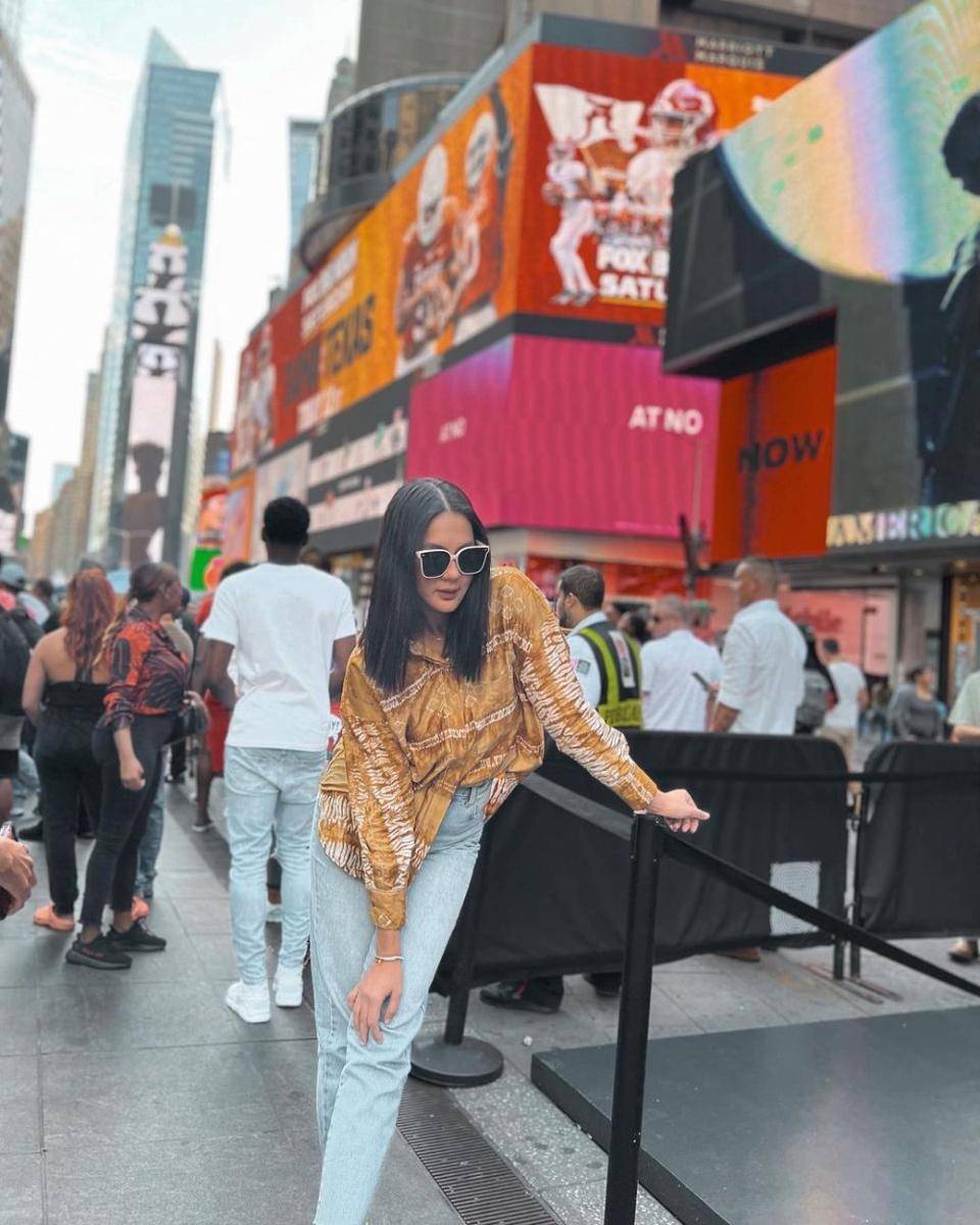 Mix and match kemeja ala Paula Verhoeven (instagram.com/paula_verhoeven)