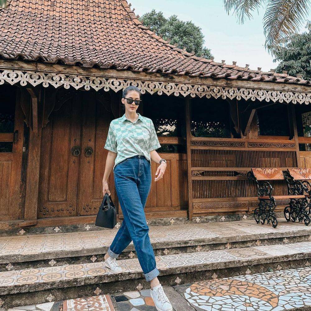 Mix and match kemeja ala Paula Verhoeven (instagram.com/paula_verhoeven)