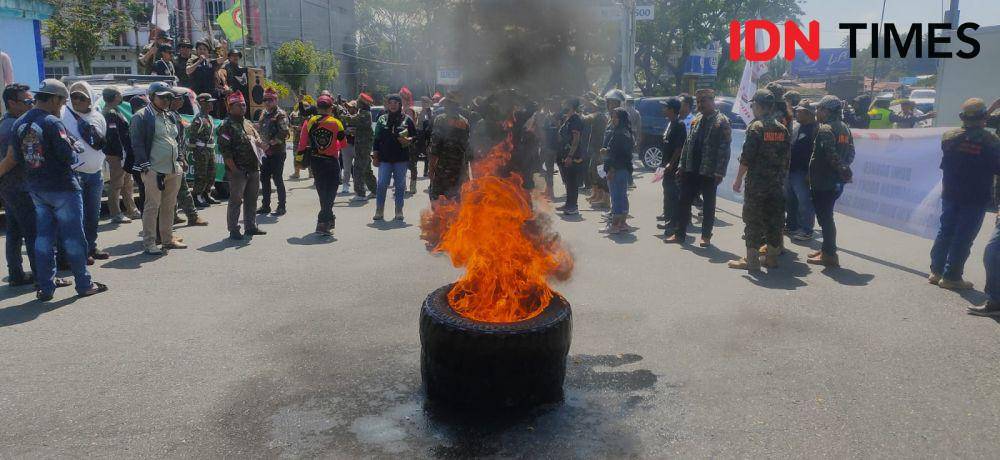 Aksi demo Laskar Pemuda Adat Dayak Kalimantan Timur Kalimantan Utara (LPADKT-KU) dan Gerakan Putera Asli Kalimantan (Gepak Kuning) di Balikpapan Kalimantan Timur, Rabu (2/8/2023). (IDN Times/Hilmansyah)