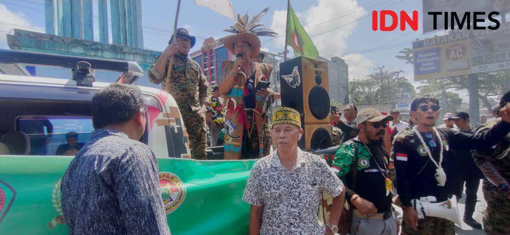 Aksi demo Laskar Pemuda Adat Dayak Kalimantan Timur Kalimantan Utara (LPADKT-KU) dan Gerakan Putera Asli Kalimantan (Gepak Kuning) di Balikpapan Kalimantan Timur, Rabu (2/8/2023). (IDN Times/Hilmansyah)