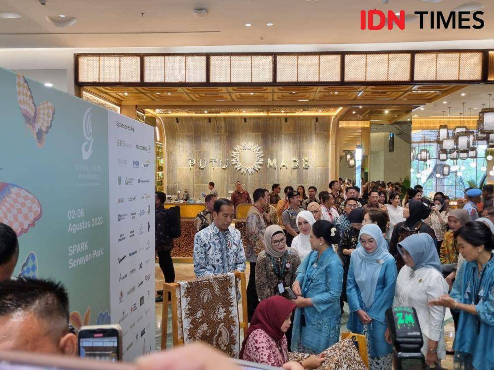 Presiden Jokowi Resmikan Pembukaan Gelar Batik Nusantara di Senayan Park, Rabu (2/8/2023). (IDN Times/Ilman Nafi'an)