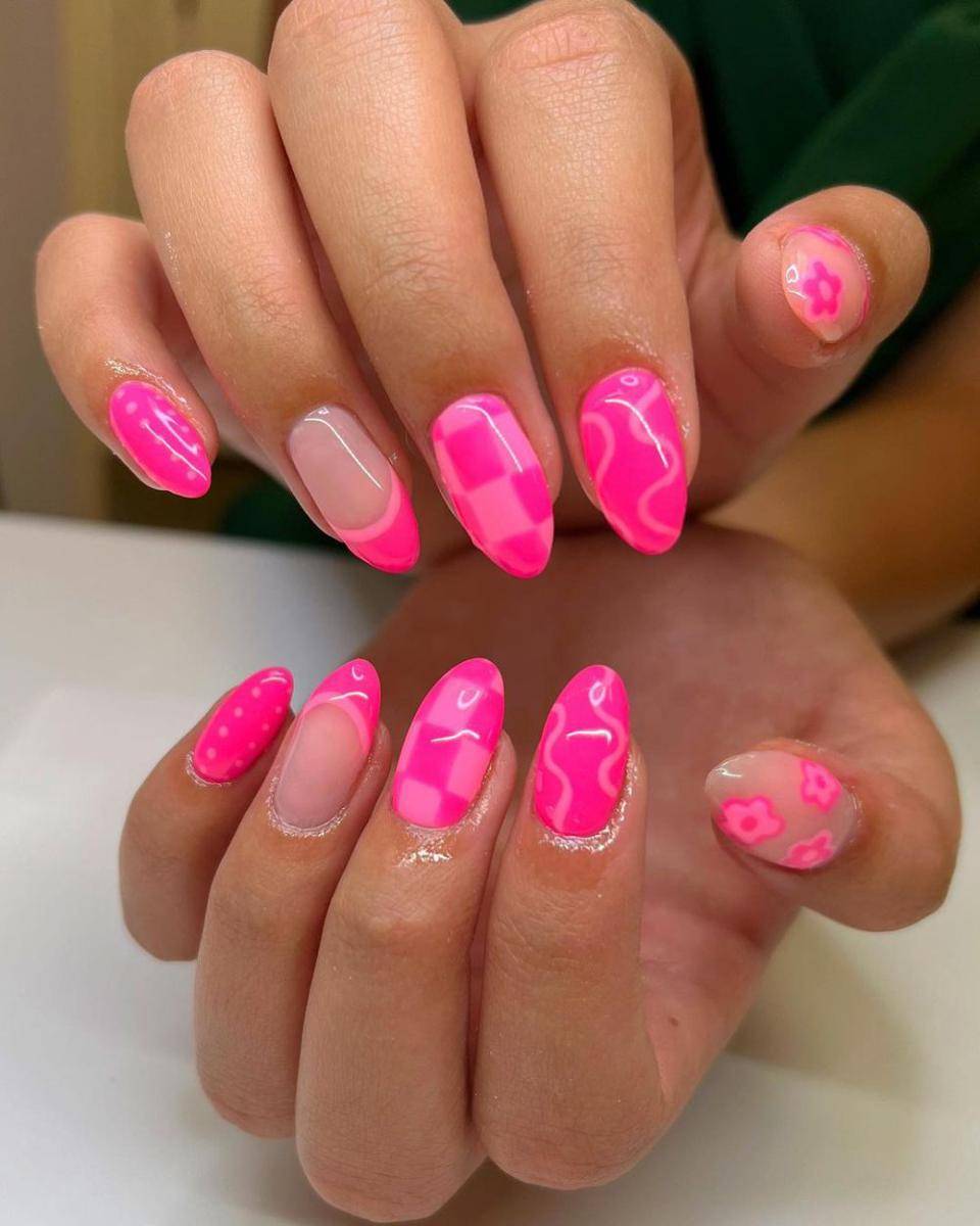 nail art pink (instagram.com/stylebycambria)
