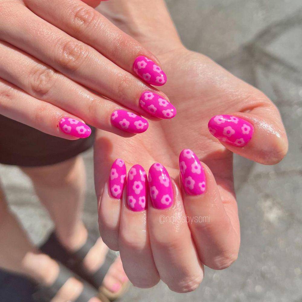 nail art pink (instagram.com/nailssbysami)