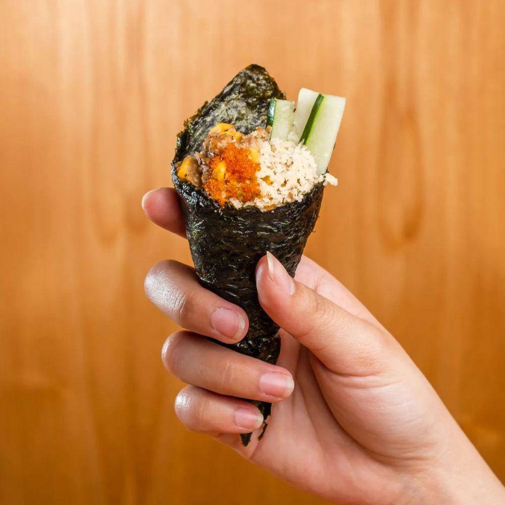 Potret menu Crunchy Spicy Salmon Temaki di Sushi Hiro (instagram.com/sushihiro_id)
