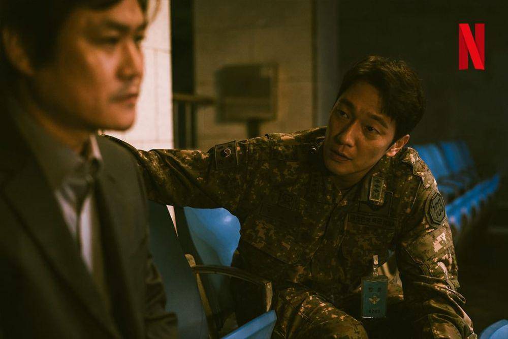 karakter Park Beom Gu (kiri) yang diperankan Kim Sung Kyun dan karakter Lim Ji Seob (kanan) yang diperankan Son Suk Ku di series Netflix D.P. season 2 (instagram.com/netflixkr)