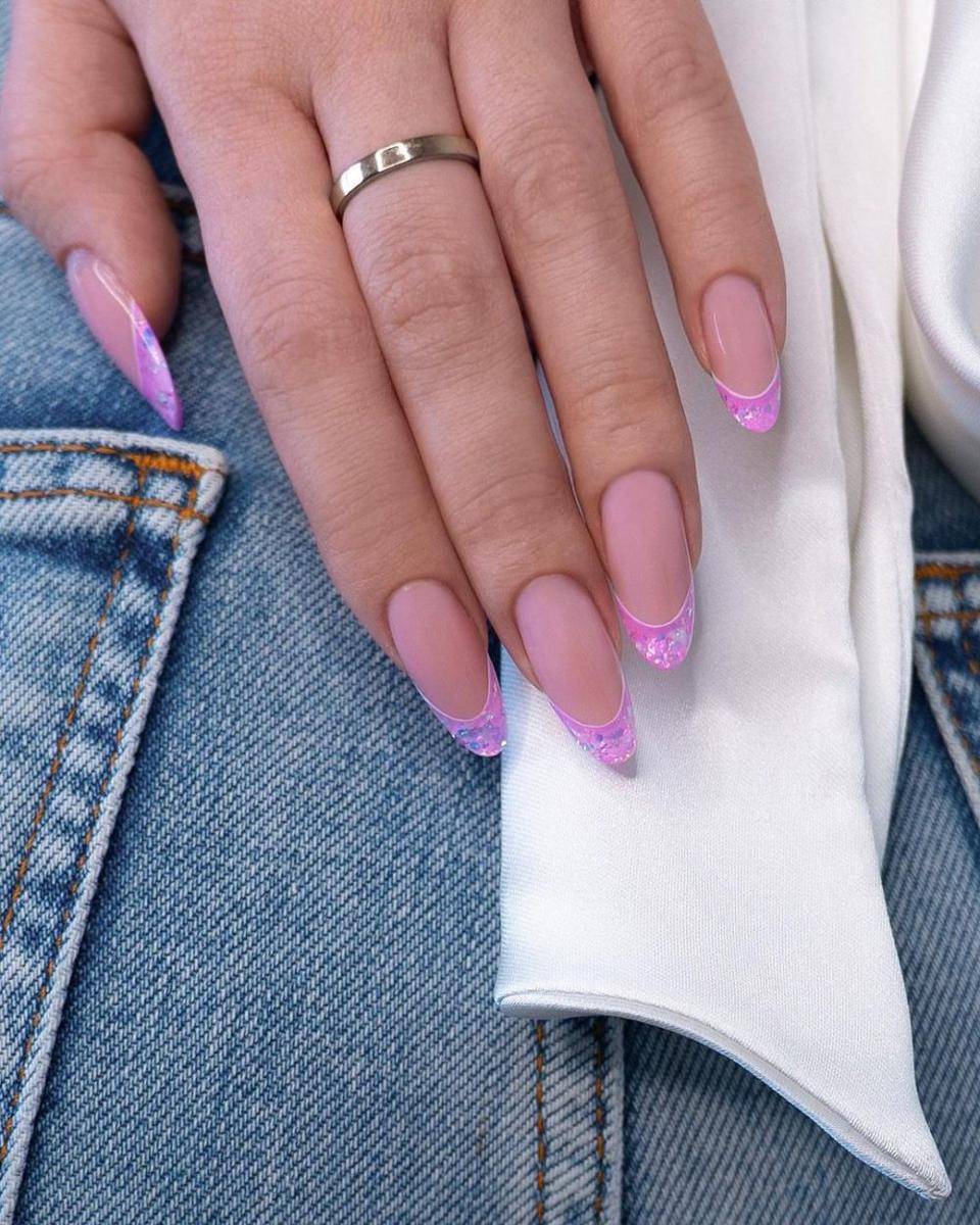 nail art pink (instagram.com/klaudiafekner)