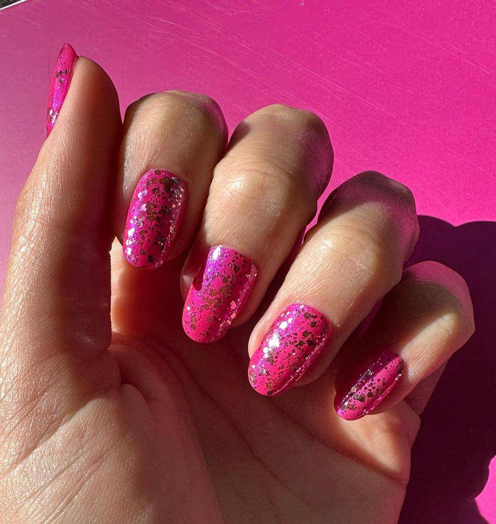 nail art pink (instagram.com/tombachik)