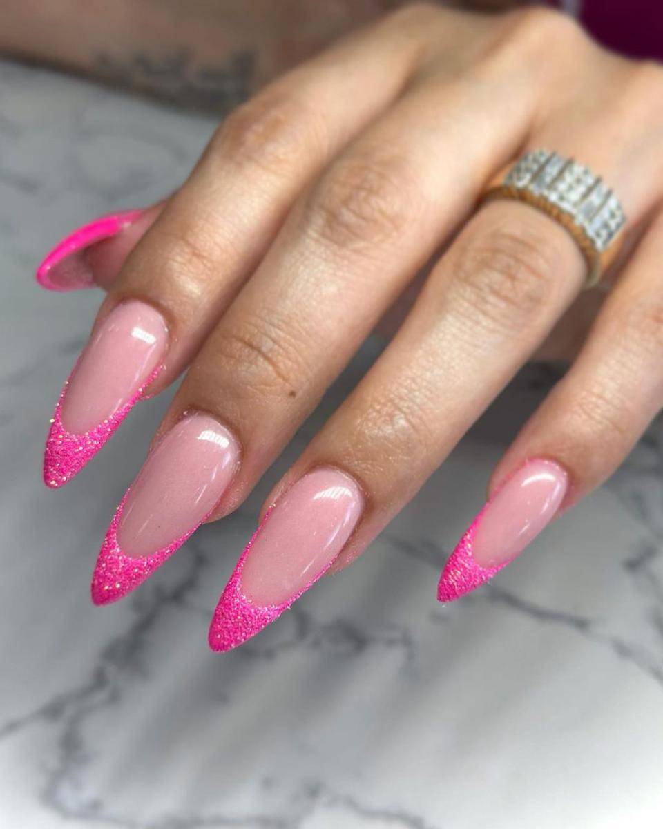 nail art pink (instagram.com/nailsbymimit)
