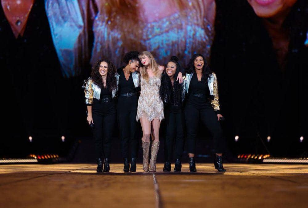potret Taylor Swift saat manggung bareng penari latar (instagram.com/@taylorswift)