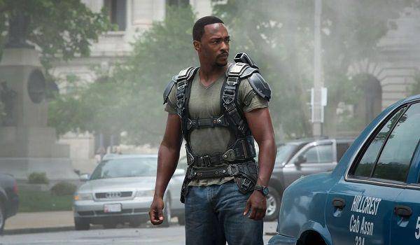 Kostum Falcon yang ala kadarnya (dok. Marvel Studios/Captain America: The Winter Soldier)
