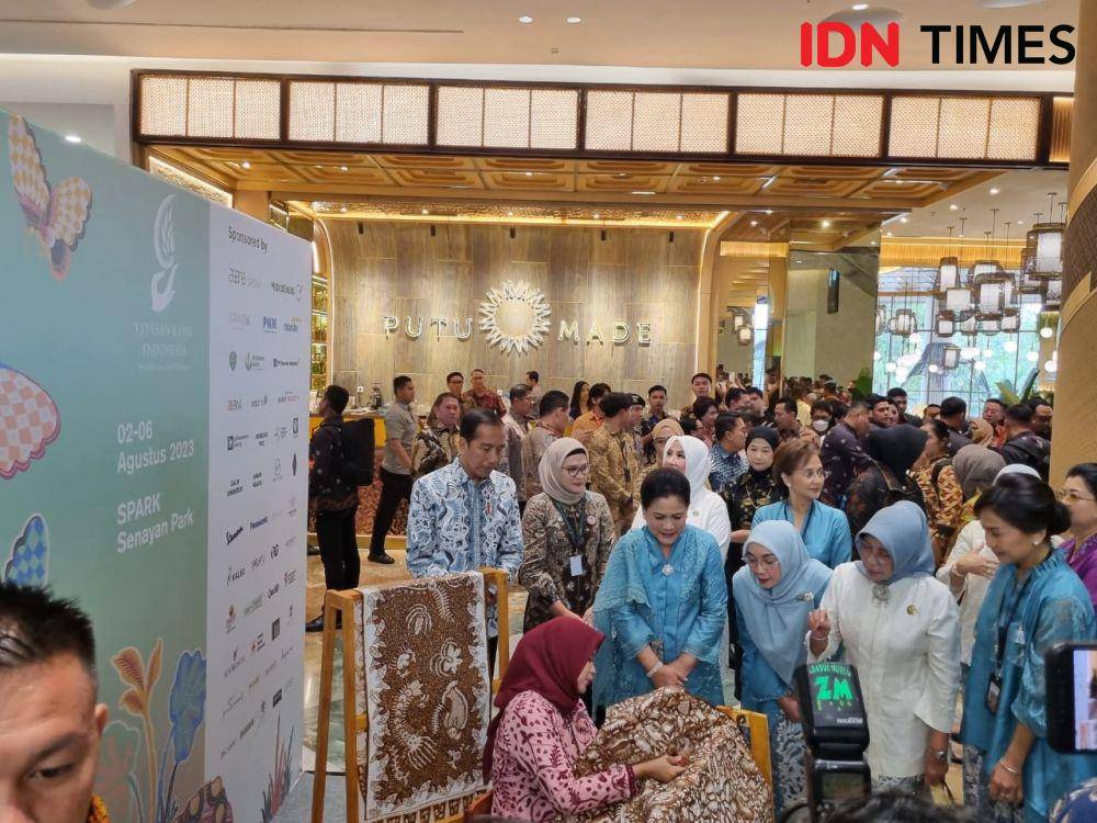 Presiden Jokowi Resmikan Pembukaan Gelar Batik Nusantara di Senayan Park, Rabu (2/8/2023). (IDN Times/Ilman Nafi'an)