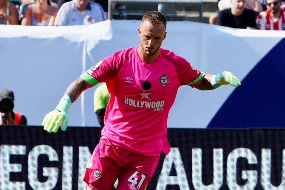 Mark Flekken diproyeksikan sebagai pengganti David Raya yang akan hengkang pada musim panas 2023. (instagram.com/markflekken)