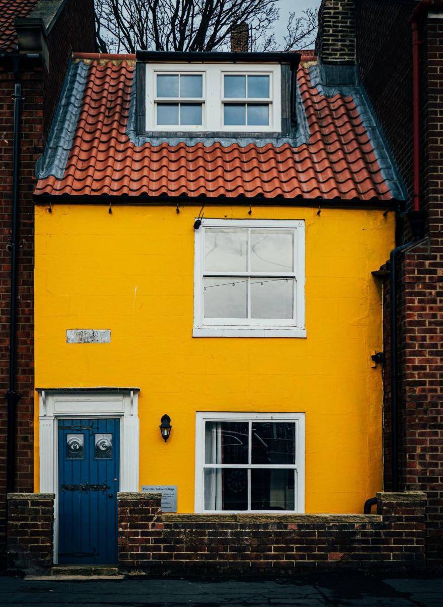 Inspirasi cat eksterior kombinasi biru dan kuning (unsplash.com/Greg Willson)