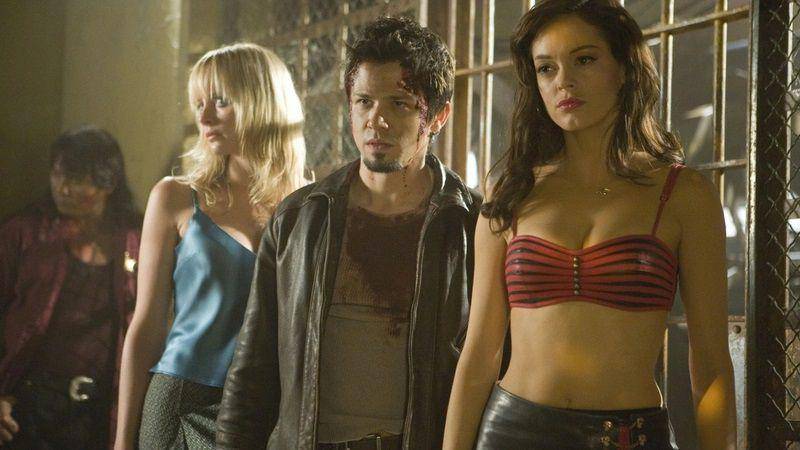 Marley Shelton, Freddy Rodriguez, dan Rose McGowan dalam film Grindhouse. (dok. Dimension Films/Grindhouse)