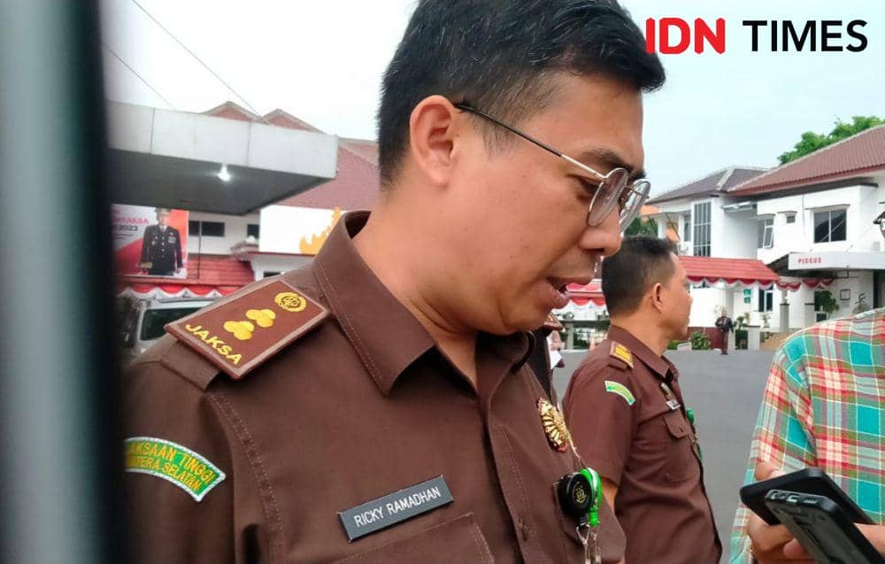 Kasi Penkum Kejati Lampung, Ricky Ramadhan saat diwawancarai awak media. (IDN Times/Tama Yudha Wiguna).