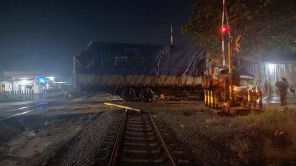 Truk tronton terhenti di perlintasan KA Wilangan NganjukIDN Times/ Istimewa