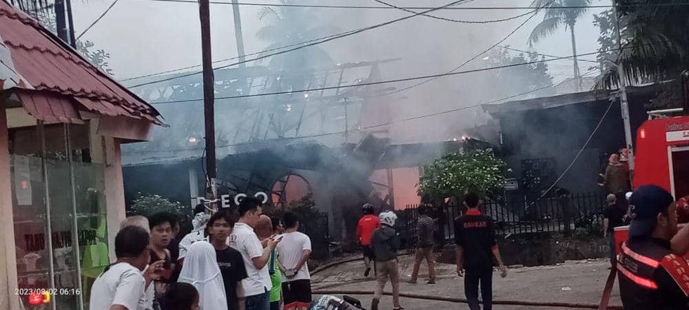 Si Jago Merah Hanguskan Kafe di Demang Lebar Daun Palembang